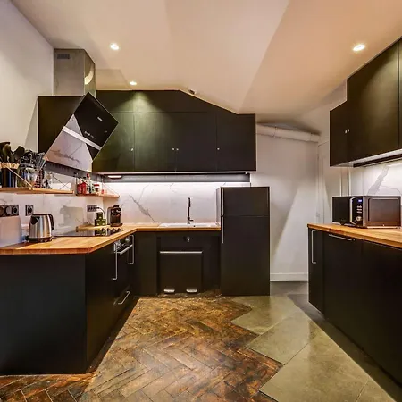 Daire Stylish And Sunny 7bd With Garden For 17 Guests!