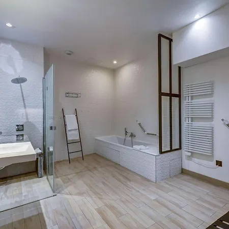 Stylish And Sunny 7bd With Garden For 17 Guests! Daire *